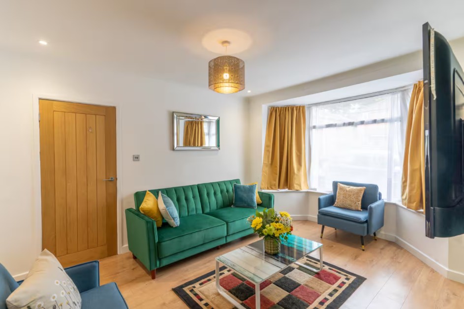 Lounge View 2 at the 3-Bed House, Wordsworth Road
